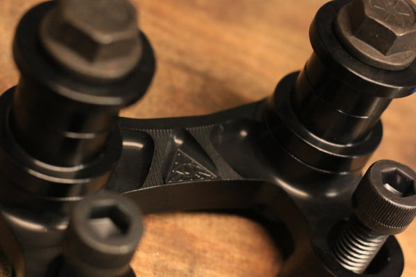 SPEED-KINGS CONTOURED PULL BACK PLATE - DYNA/FXR